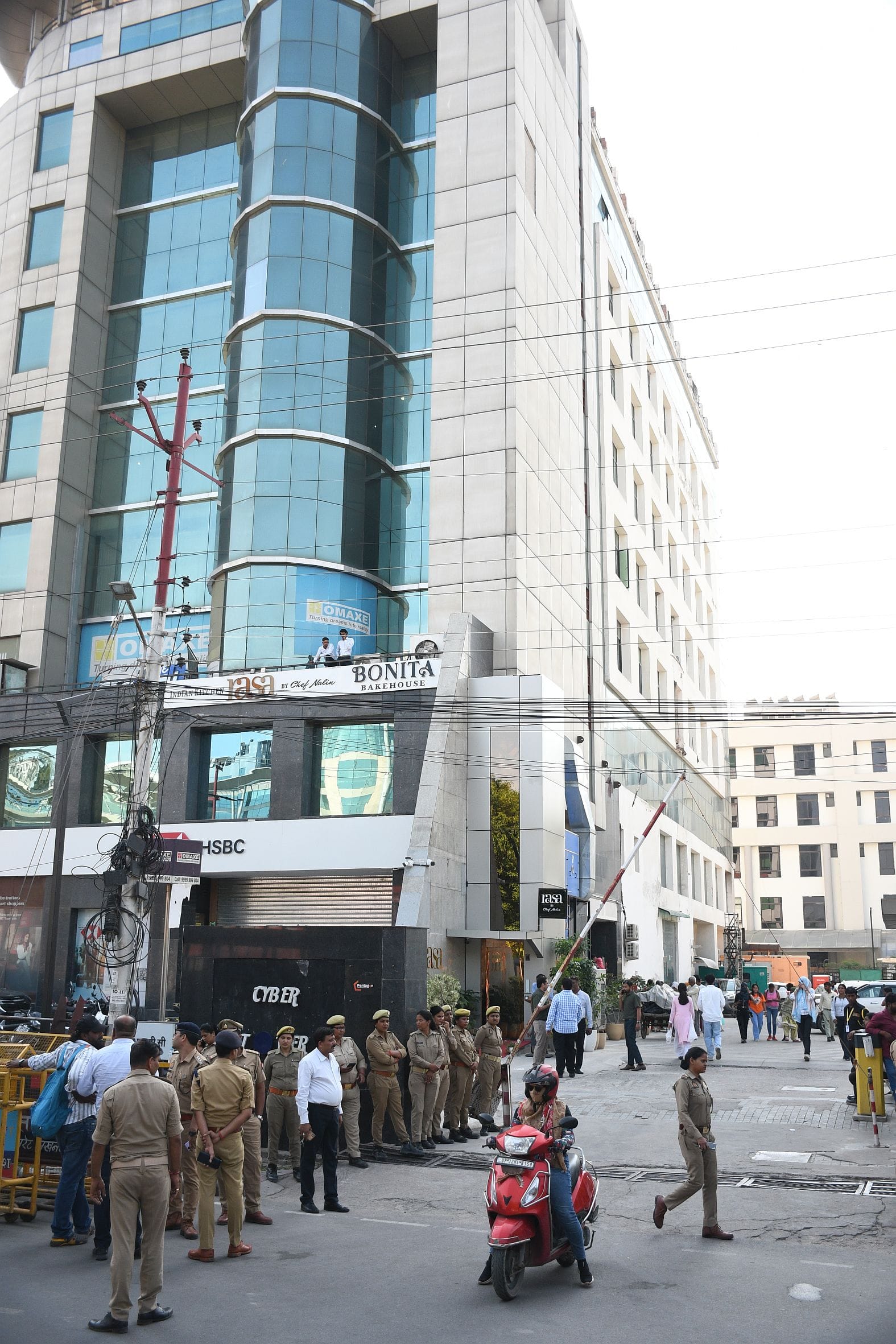 प्रदर्शन करते कर्मचारी। प्रदर्शन करते कर्मचारी।