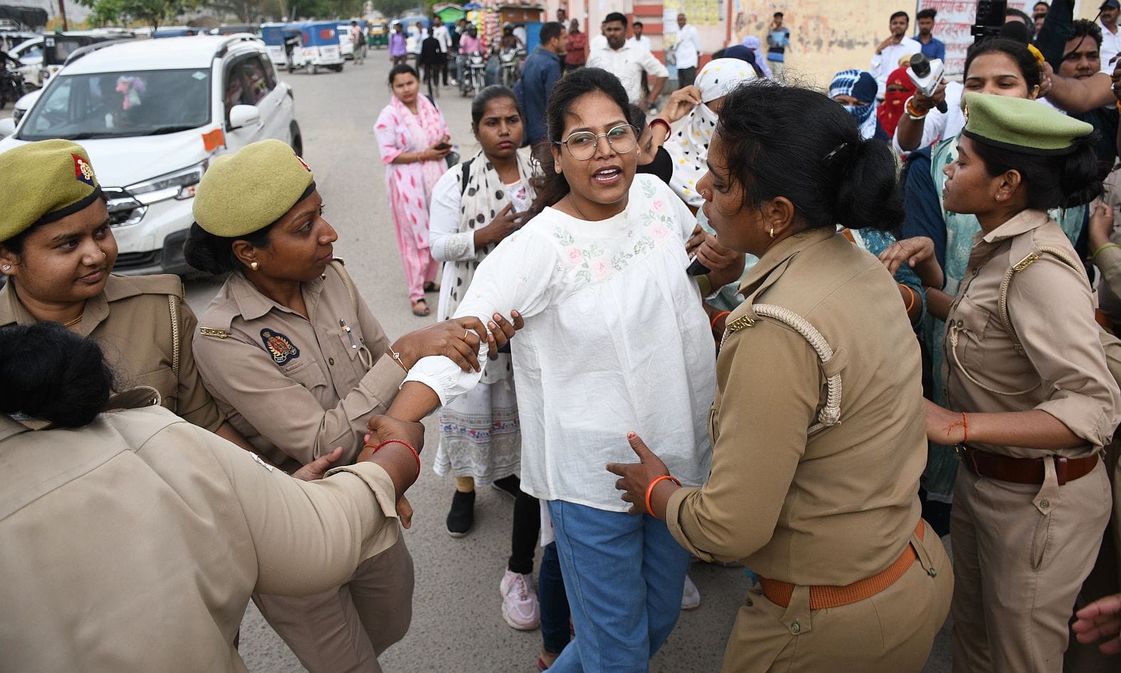 प्रदर्शन करते कर्मचारी। प्रदर्शन करते कर्मचारी।