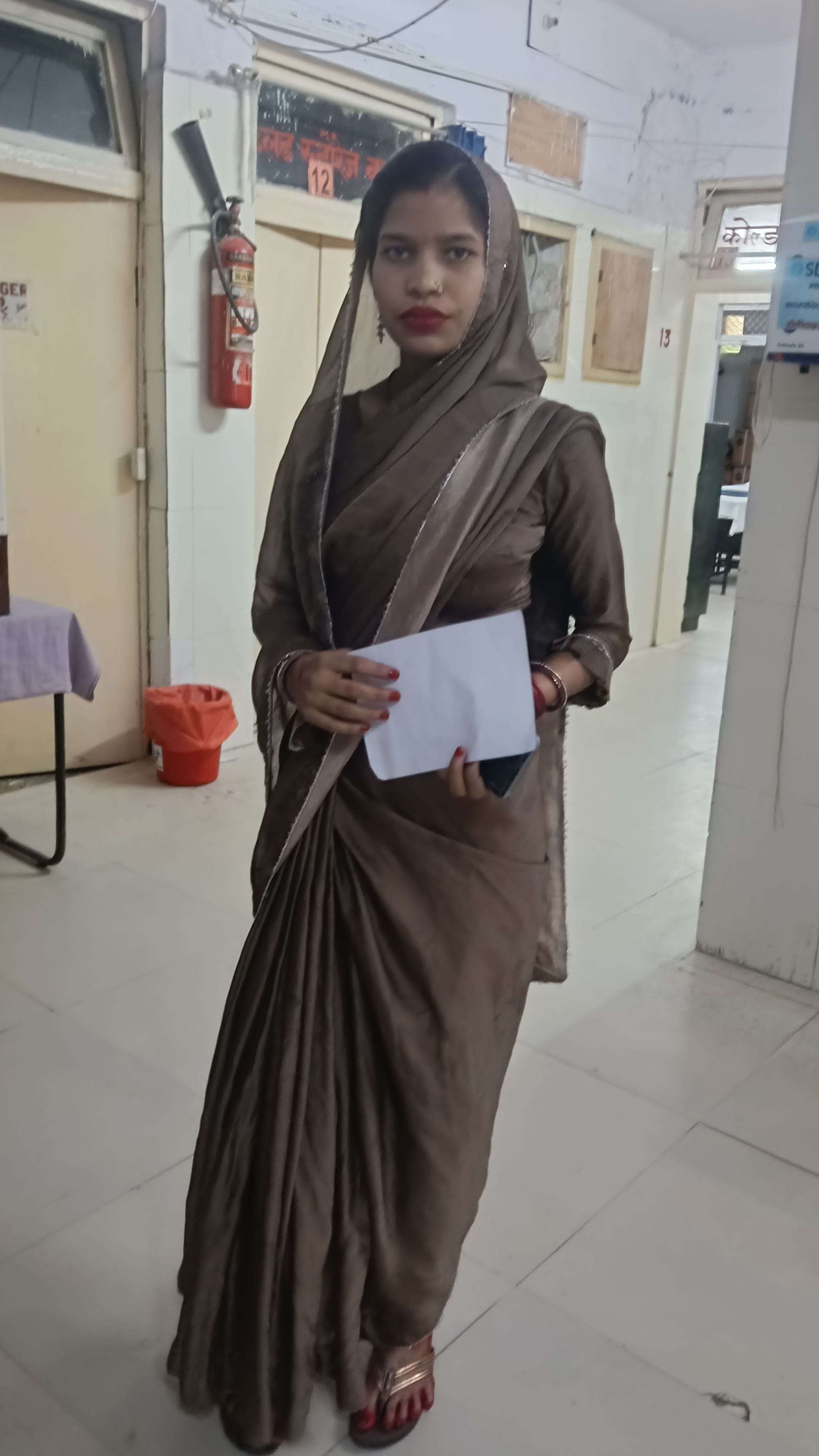 रिपोर्ट लेने के लिए आई महिला परेशान। रिपोर्ट लेने के लिए आई महिला परेशान।
