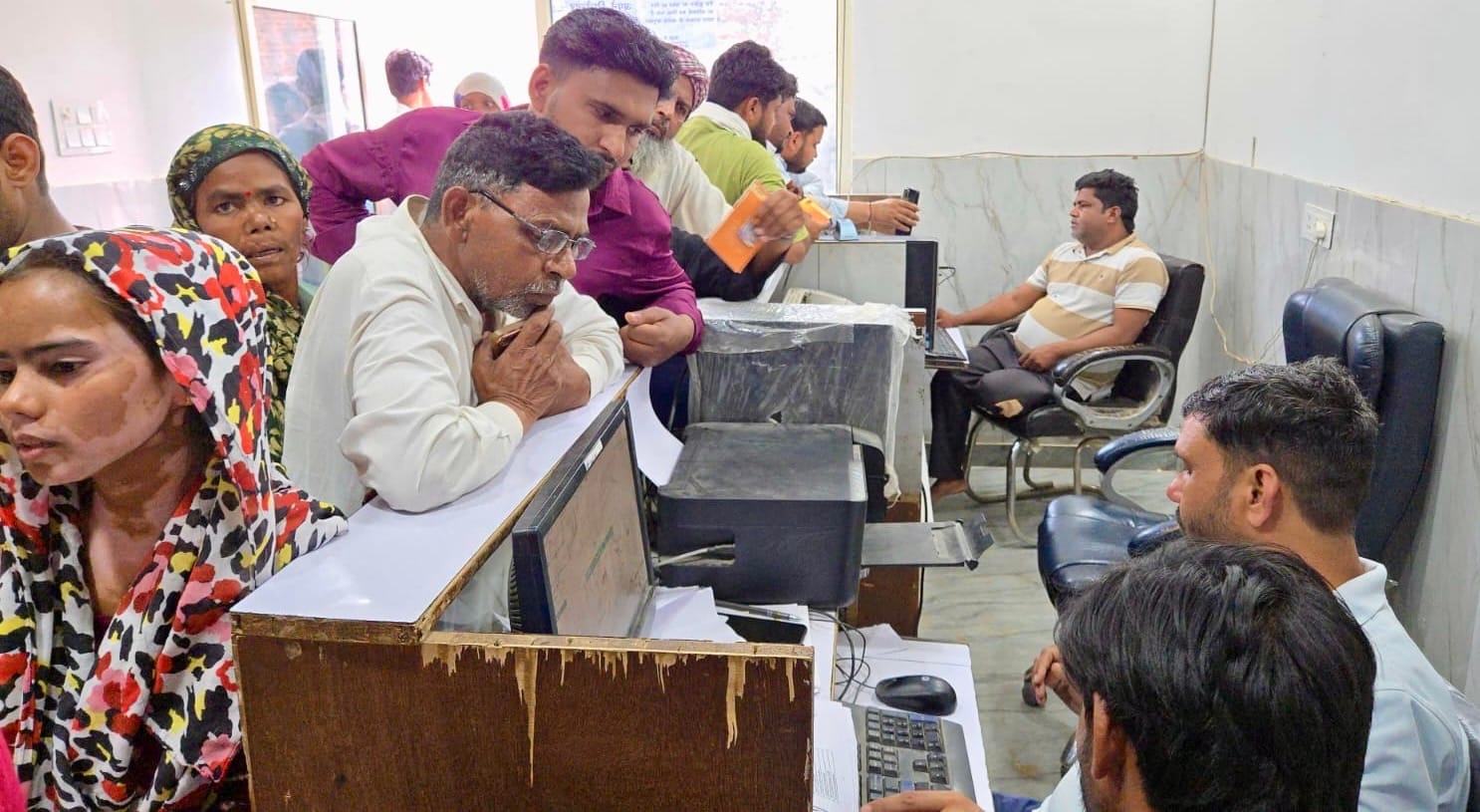 सिकंदराबाद में एजेंसी पर सिलिंडर लेने के लिए खड़े उपभोक्ता। संवाद सिकंदराबाद में एजेंसी पर सिलिंडर लेने के लिए खड़े उपभोक्ता। संवाद