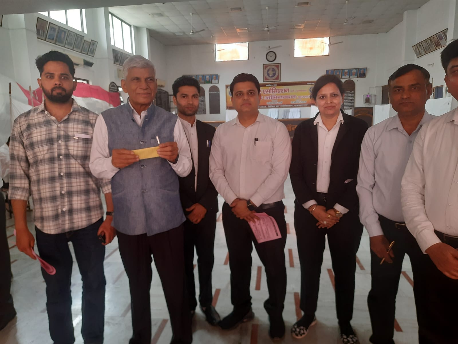 सिविल बार संघ के मतदान दौरान लैपटॉप पर लिस्ट देखतीं अधिवक्ता : अमर उजाला