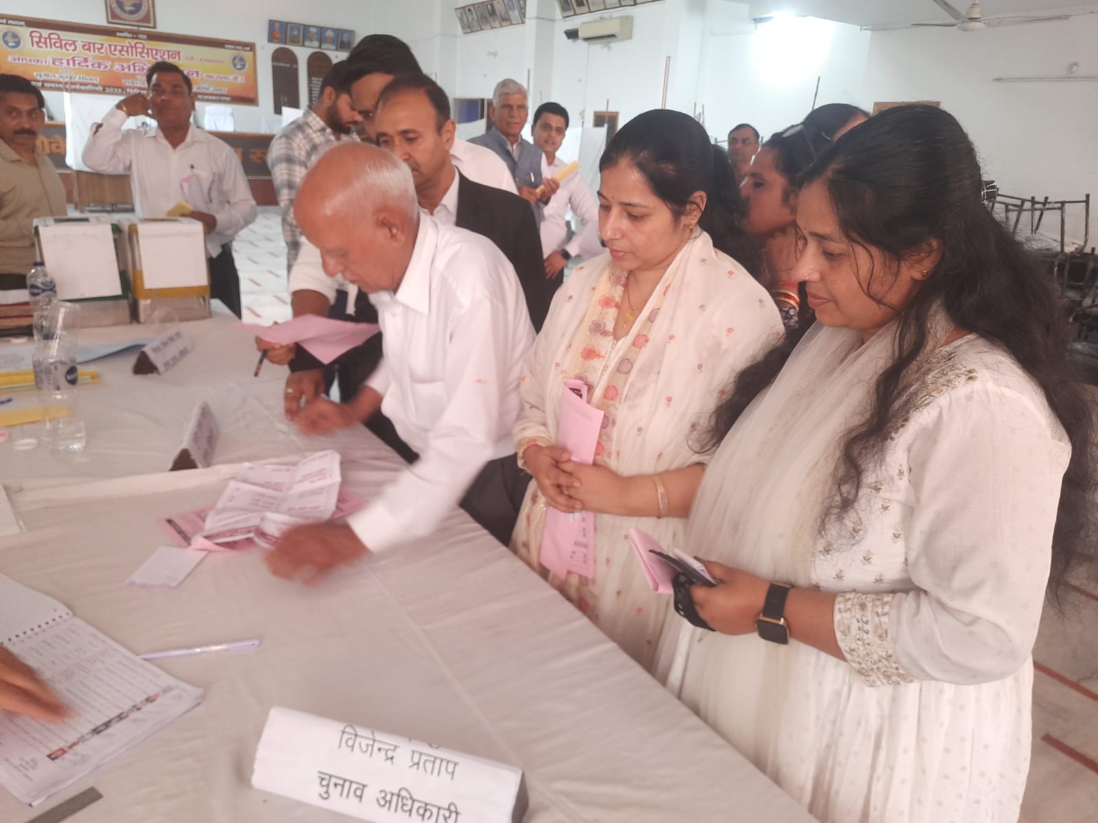 सिविल बार संघ के मतदान दौरान लैपटॉप पर लिस्ट देखतीं अधिवक्ता : अमर उजाला