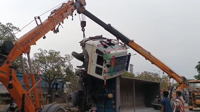 ठाकुरगंज में पलटा ट्रक। 