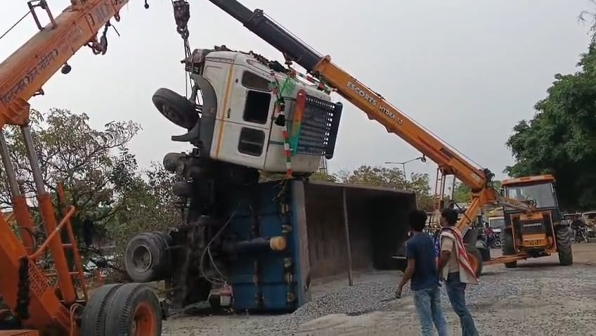 ठाकुरगंज में पलटा ट्रक। 