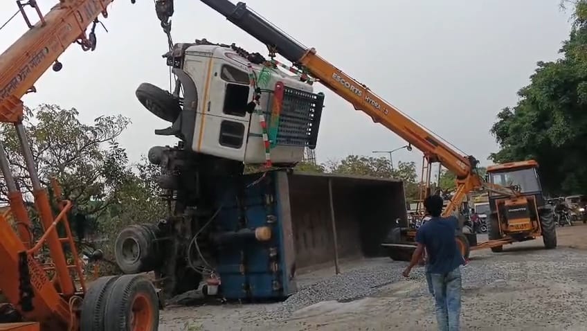 ठाकुरगंज में पलटा ट्रक। 