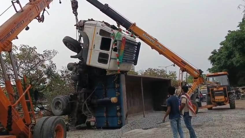 ठाकुरगंज में पलटा ट्रक। 