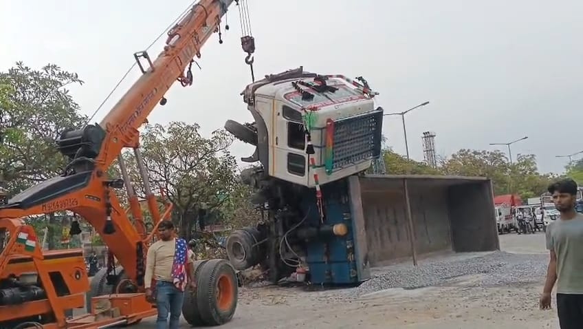 ठाकुरगंज में पलटा ट्रक। 