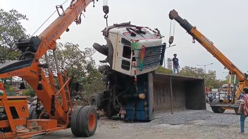 ठाकुरगंज में पलटा ट्रक। 