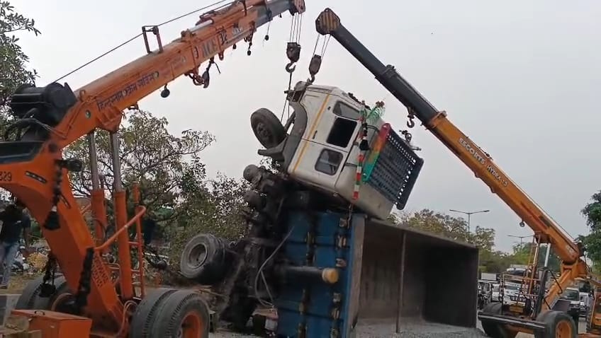 ठाकुरगंज में पलटा ट्रक। 