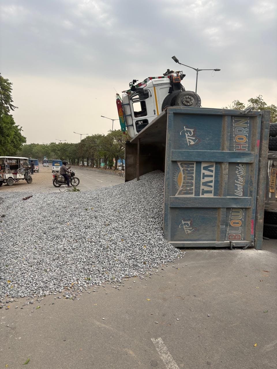 ठाकुरगंज में पलटा ट्रक। 