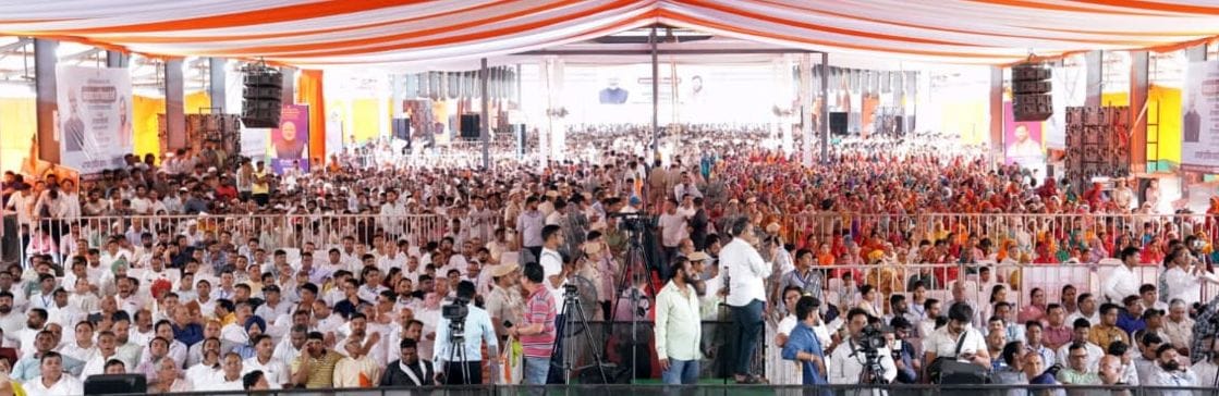 04जेएनडी25: सफीदों में रैली से पहले शिलान्यास करते हुए मुख्यमंत्री नायब सिंह सैनी। प्रशासन