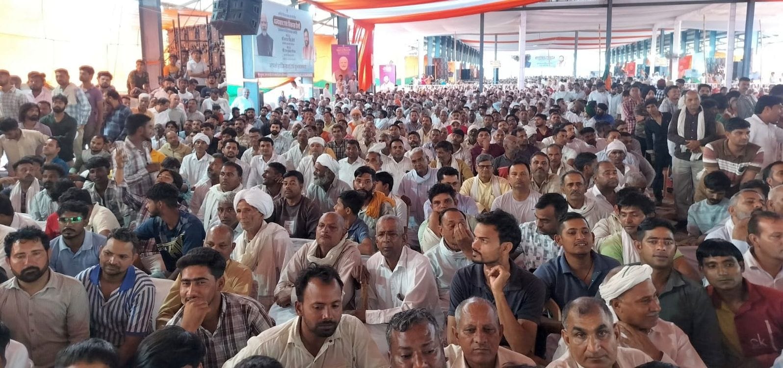 04जेएनडी25: सफीदों में रैली से पहले शिलान्यास करते हुए मुख्यमंत्री नायब सिंह सैनी। प्रशासन