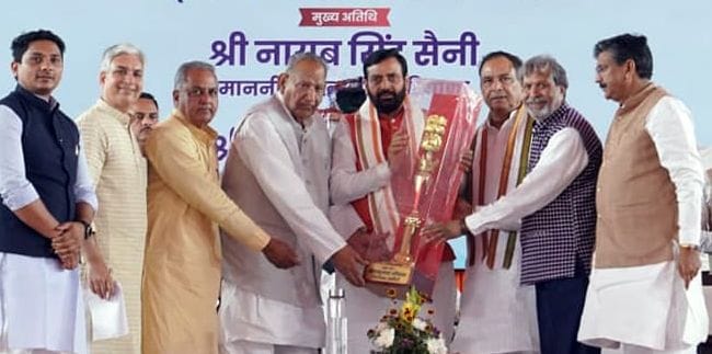 04जेएनडी25: सफीदों में रैली से पहले शिलान्यास करते हुए मुख्यमंत्री नायब सिंह सैनी। प्रशासन