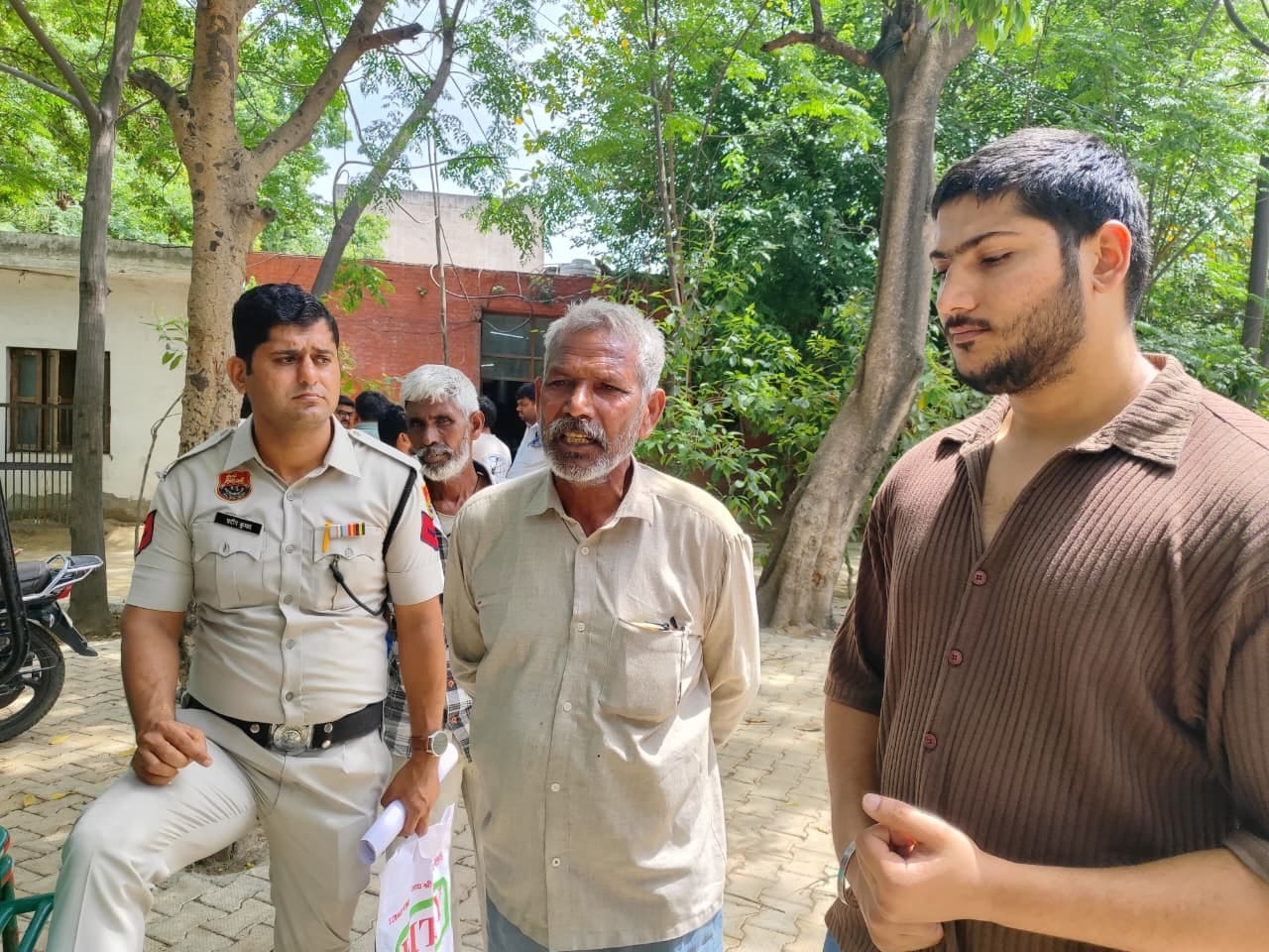 11-कैथल के कलायत निवासी अमित पत्नी निकिता व बेटी के साथ। स्रोत :परिजन 11-कैथल के कलायत निवासी अमित पत्नी निकिता व बेटी के साथ। स्रोत :परिजन