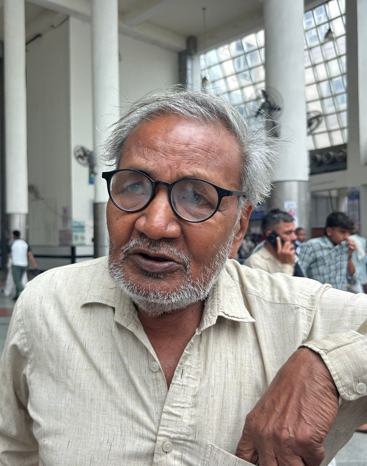 13-रोहतक पीजीआई की चौधरी रणबीर सिंह ओपीडी में औचक निरीक्षण के दौरान डॉक्टर से बातचीत करतीं स्वा