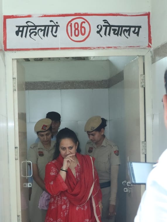 13-रोहतक पीजीआई की चौधरी रणबीर सिंह ओपीडी में औचक निरीक्षण के दौरान डॉक्टर से बातचीत करतीं स्वा