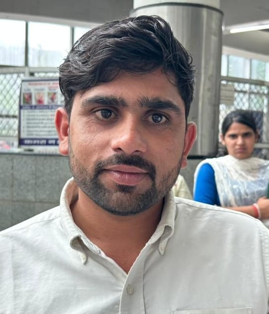13-रोहतक पीजीआई की चौधरी रणबीर सिंह ओपीडी में औचक निरीक्षण के दौरान डॉक्टर से बातचीत करतीं स्वा