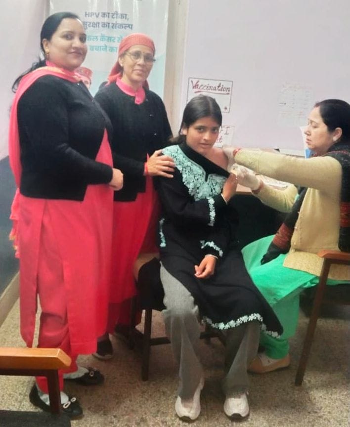 आनी में एचपीवी टीकाकरण अभियान के दौरान किशोरियों का हुआ टीकाकरण। संवाद आनी में एचपीवी टीकाकरण अभियान के दौरान किशोरियों का हुआ टीकाकरण। संवाद