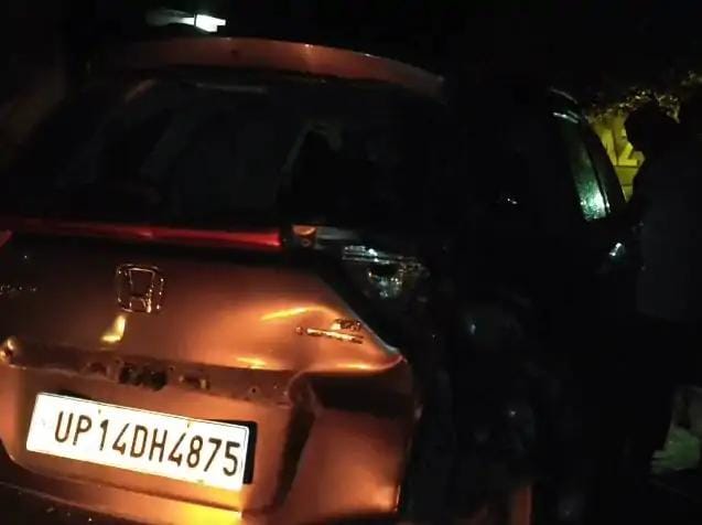 बांकेगंज मे ट्रांसफॉर्मर ठीक करते कर्मी। स्त्रोत- बिजली विभाग।