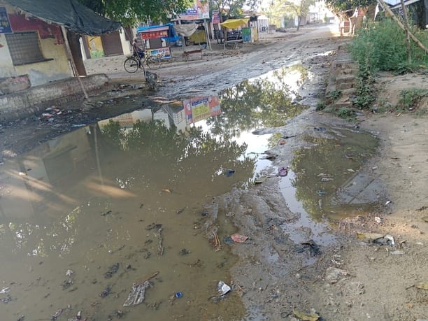 बांकेगंज मे ट्रांसफॉर्मर ठीक करते कर्मी। स्त्रोत- बिजली विभाग।