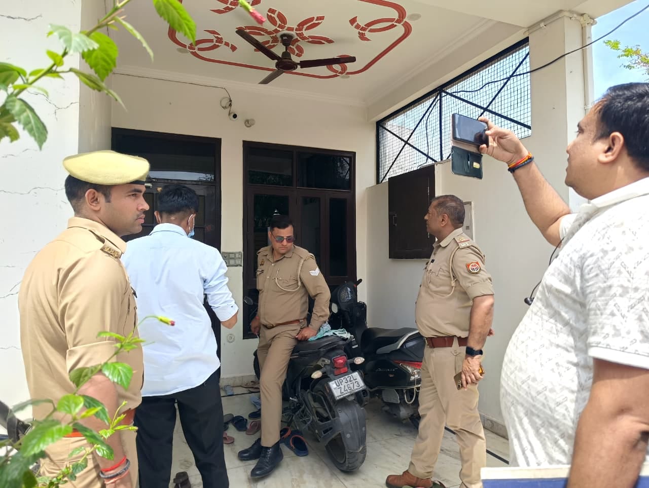बैंककर्मी प्रकाश मिश्र व उनके घर पर जांच करती पुलिस। बैंककर्मी प्रकाश मिश्र व उनके घर पर जांच करती पुलिस।