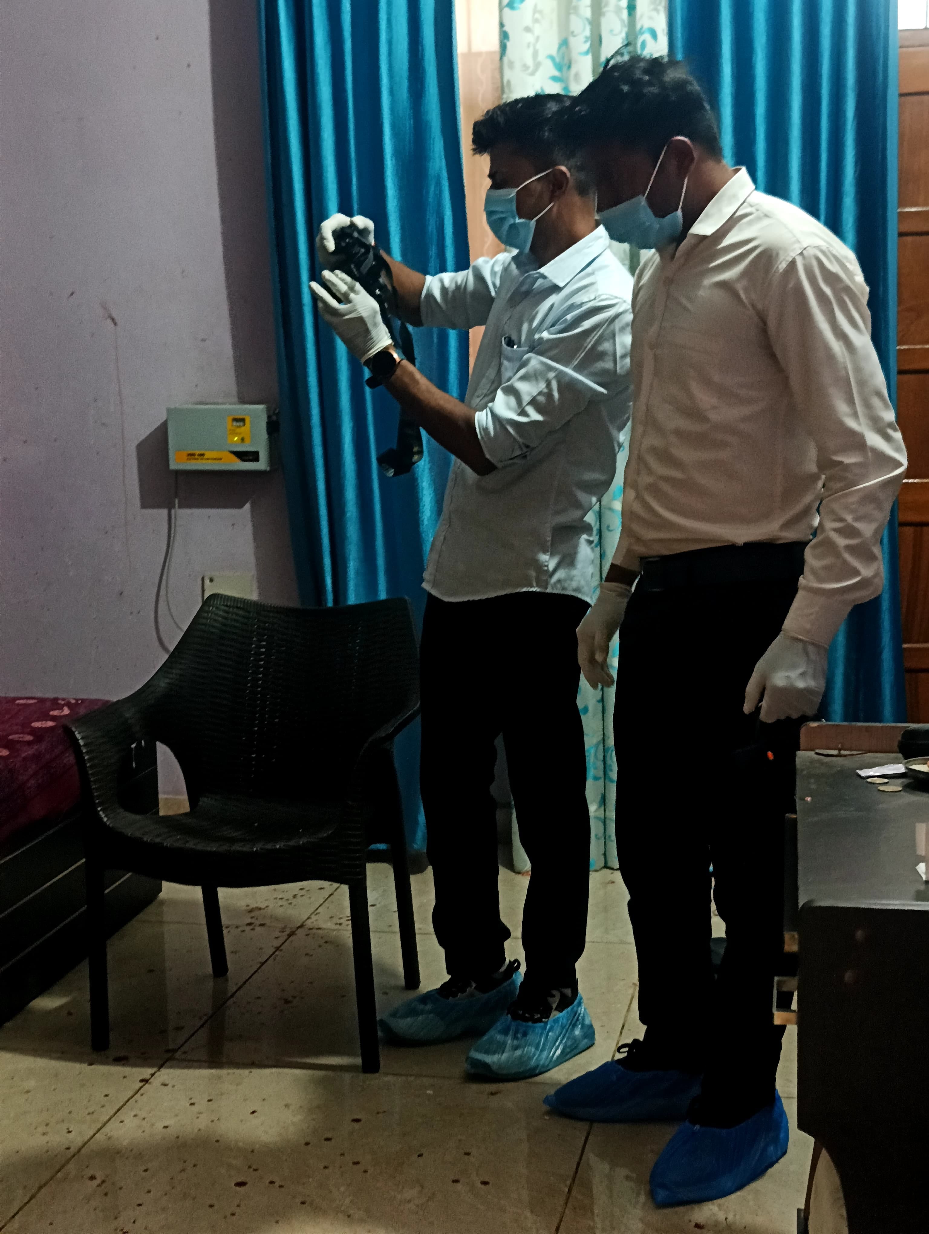 बैंककर्मी प्रकाश मिश्र व उनके घर पर जांच करती पुलिस। बैंककर्मी प्रकाश मिश्र व उनके घर पर जांच करती पुलिस।