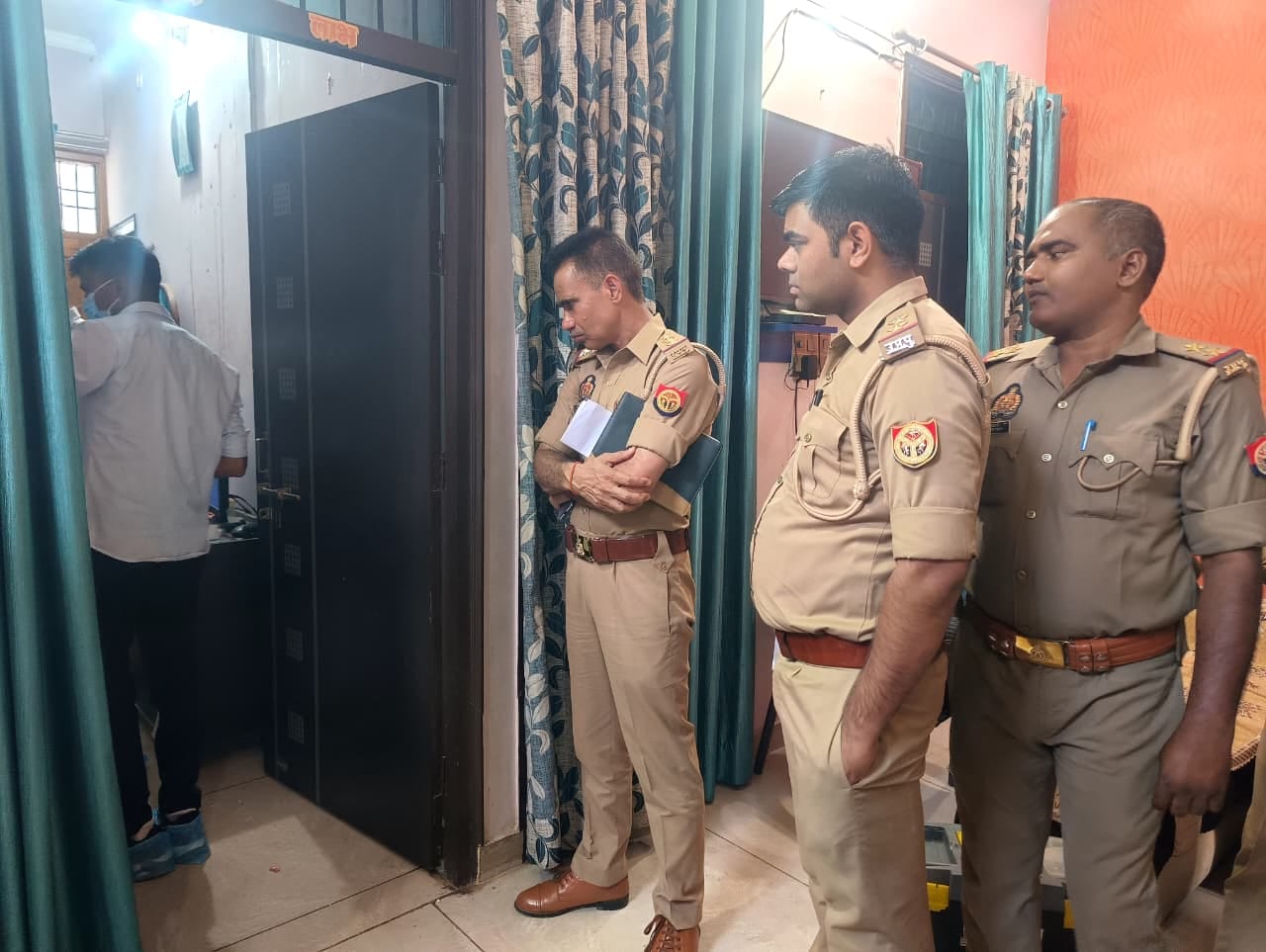 बैंककर्मी प्रकाश मिश्र व उनके घर पर जांच करती पुलिस। बैंककर्मी प्रकाश मिश्र व उनके घर पर जांच करती पुलिस।