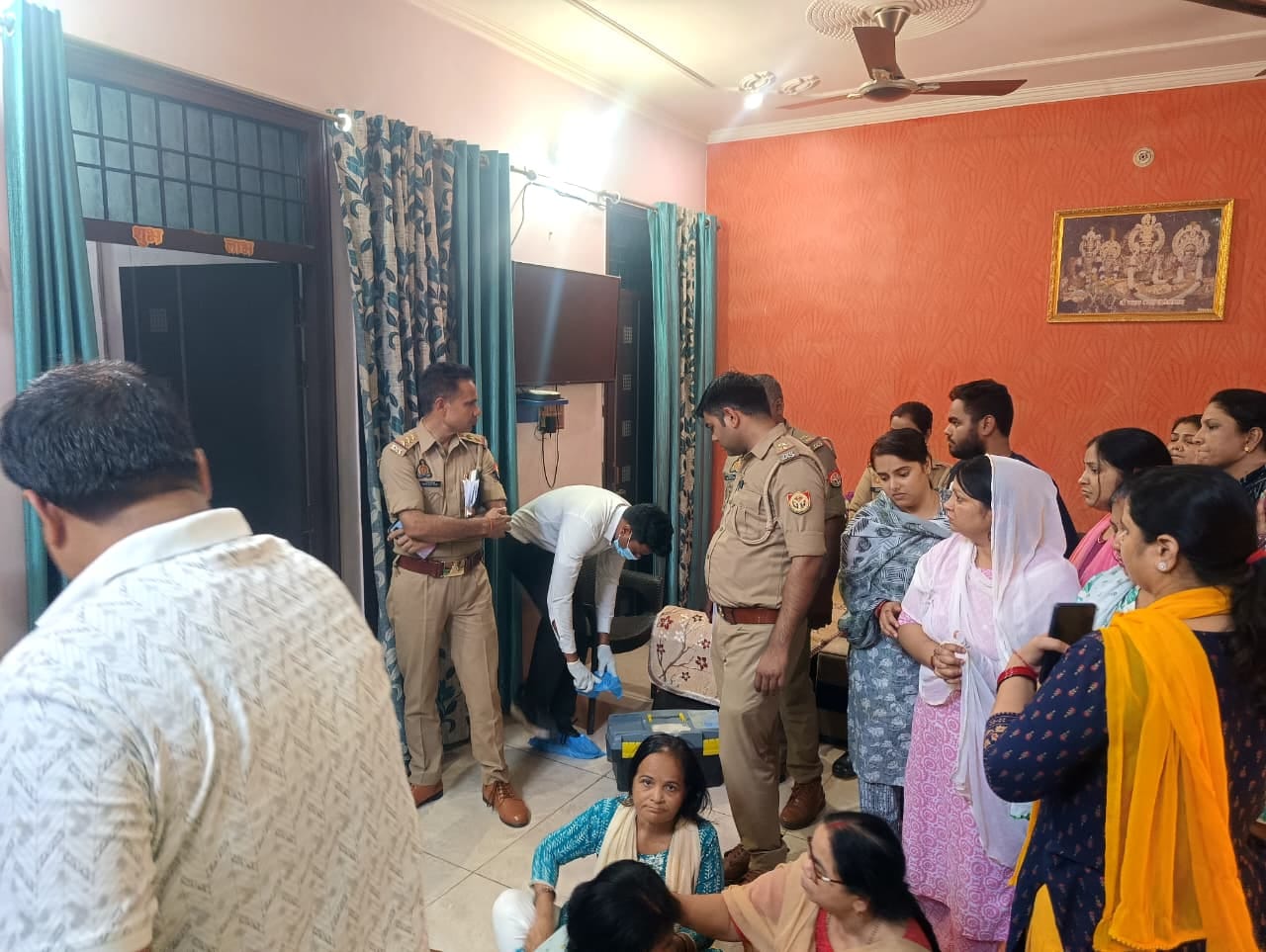बैंककर्मी प्रकाश मिश्र व उनके घर पर जांच करती पुलिस। बैंककर्मी प्रकाश मिश्र व उनके घर पर जांच करती पुलिस।