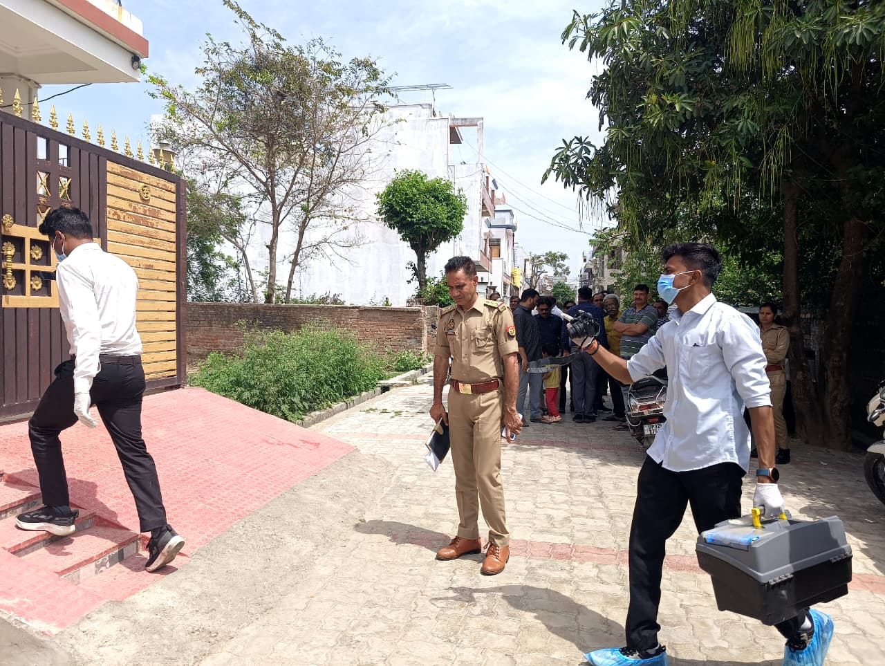 बैंककर्मी प्रकाश मिश्र व उनके घर पर जांच करती पुलिस। बैंककर्मी प्रकाश मिश्र व उनके घर पर जांच करती पुलिस।