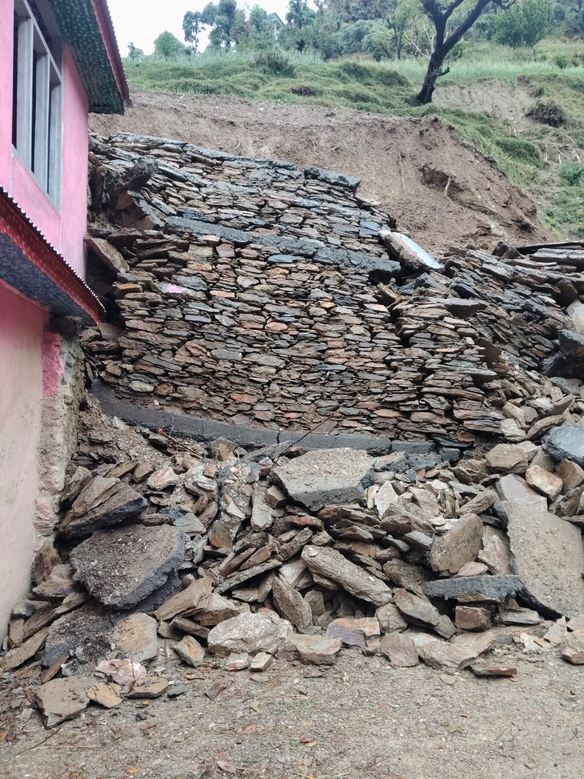 बनी भद्रवाह मार्ग पर ताजा बर्फबारी