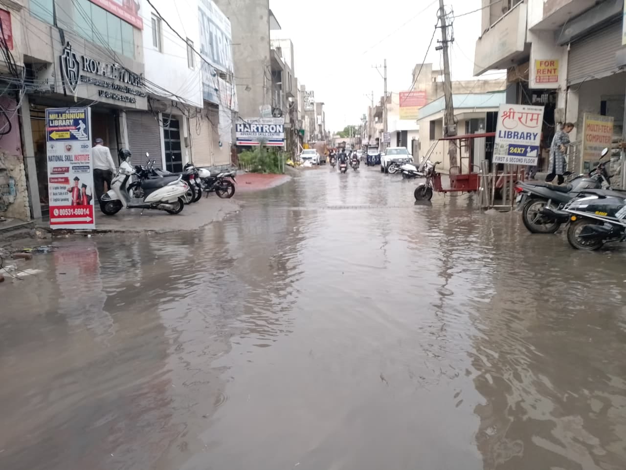 बिश्नस्वरूप कॉलोनी में सड़क पर जमा बारिश का पानी। संवाद