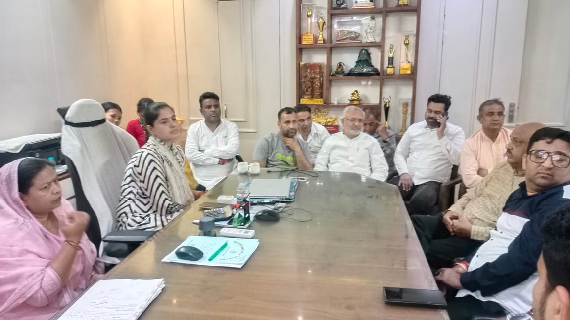 बैठक में पार्षदों के साथ चर्चा करते मेयर कोमल सैनी। संवाद बैठक में पार्षदों के साथ चर्चा करते मेयर कोमल सैनी। संवाद