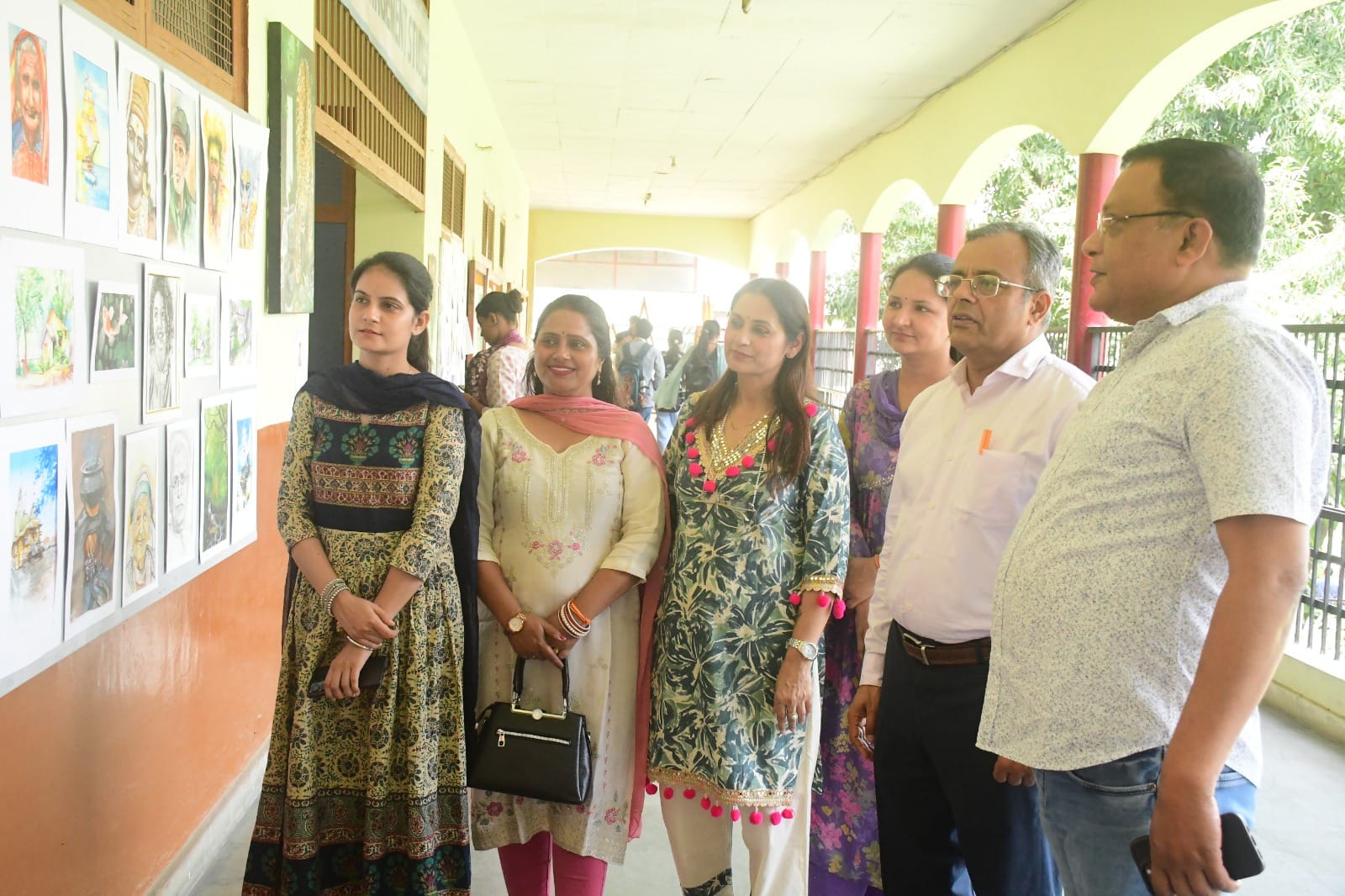 एसडी कॉलेज में कला प्रदर्शनी को देखते अतिथि व कॉलेज पदाधिकारी।