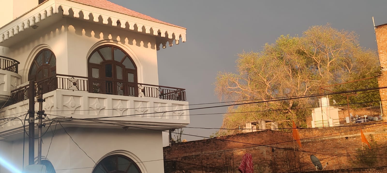 फोटो 04 एचएएमपी 31- मौदहा क्षेत्र में पानी से डूबे गेहूं के गठ्ठे उठाते किसान। संवाद