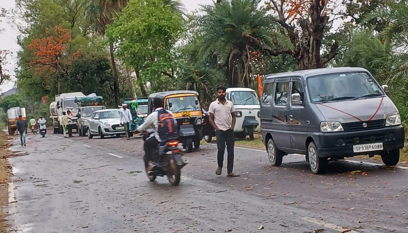फोटो 04 एमएएचपी 11 परिचय-अजनर-बेलाताल मार्ग पर आंधी-बारिश में गिरे पेड़ से लगा जाम। संवाद फोटो 04 एमएएचपी 11 परिचय-अजनर-बेलाताल मार्ग पर आंधी-बारिश में गिरे पेड़ से लगा जाम। संवाद