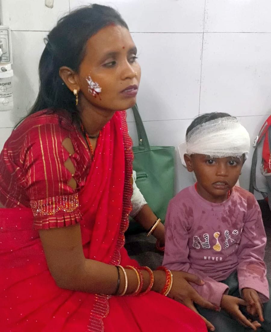 फोटो 04 एमएएचपी 19 परिचय-ट्रक की टक्कर से बस पलटने की घटना के बाद जुटी राहगीरों की भीड़। संवाद