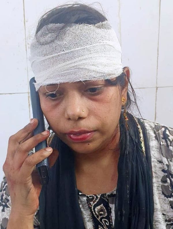 फोटो 04 एमएएचपी 19 परिचय-ट्रक की टक्कर से बस पलटने की घटना के बाद जुटी राहगीरों की भीड़। संवाद