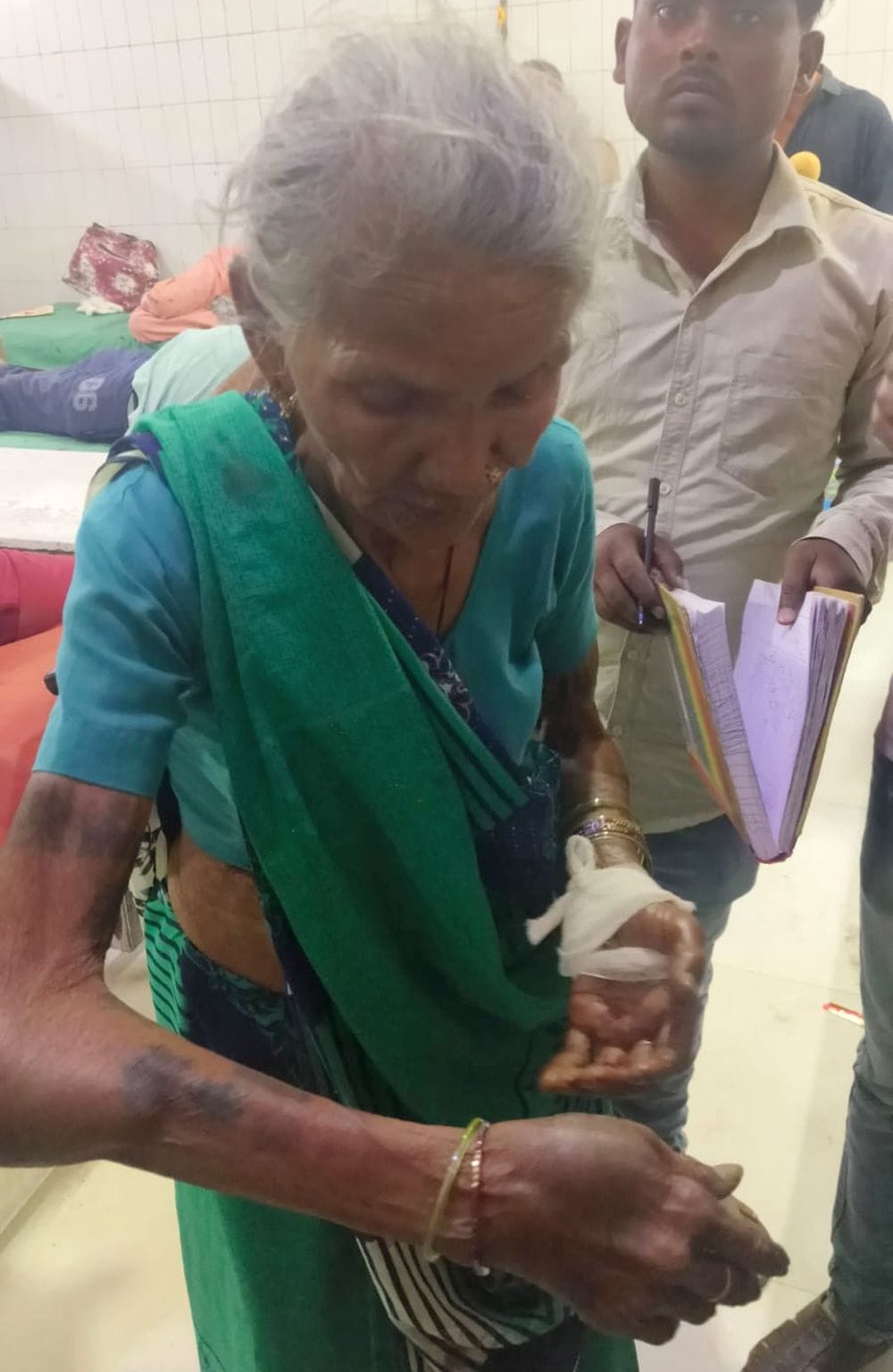 फोटो 04 एमएएचपी 19 परिचय-ट्रक की टक्कर से बस पलटने की घटना के बाद जुटी राहगीरों की भीड़। संवाद