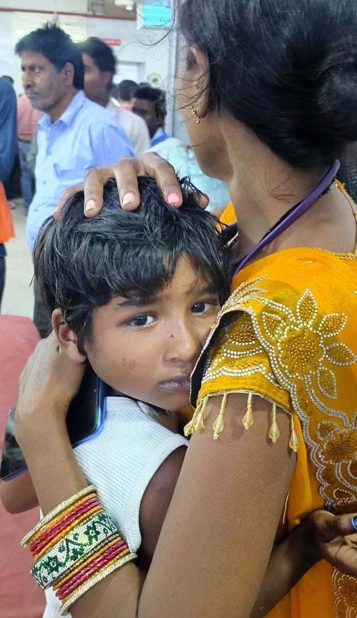 फोटो 04 एमएएचपी 19 परिचय-ट्रक की टक्कर से बस पलटने की घटना के बाद जुटी राहगीरों की भीड़। संवाद