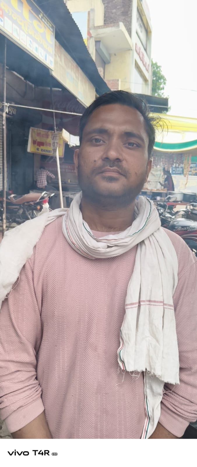 फोटो 04 सीकेटीपी-10- लकड़ी भट्ठी पर दाल पकाता होटल संचालक। संवाद