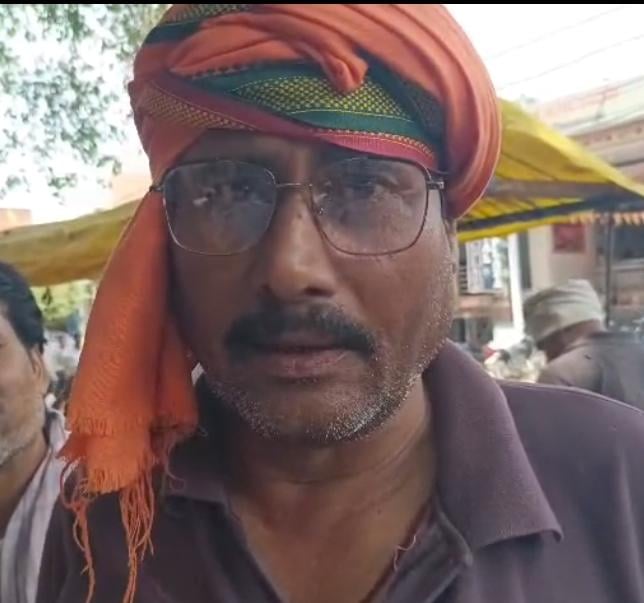 फोटो-25- अजीतमल में गैस एजेंसी पर लगी उपभोक्ताओं की कतार। संवाद