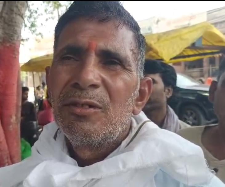 फोटो-25- अजीतमल में गैस एजेंसी पर लगी उपभोक्ताओं की कतार। संवाद