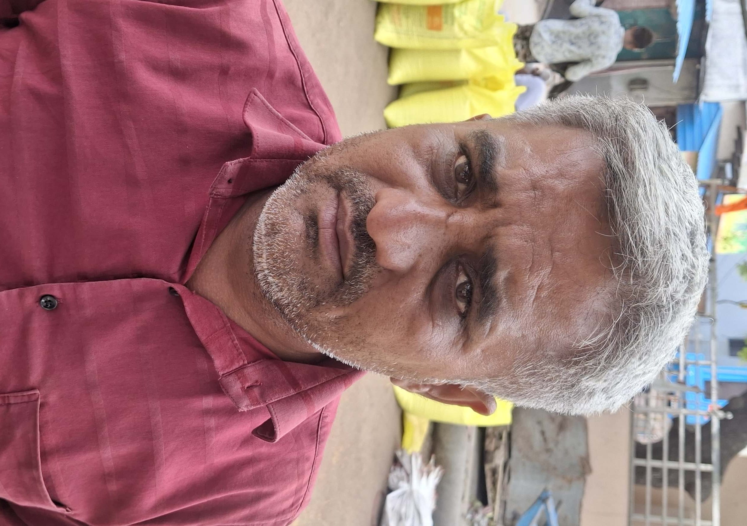 -फोटो 81 : फसल में नमी की जांच कराता किसान। संवाद