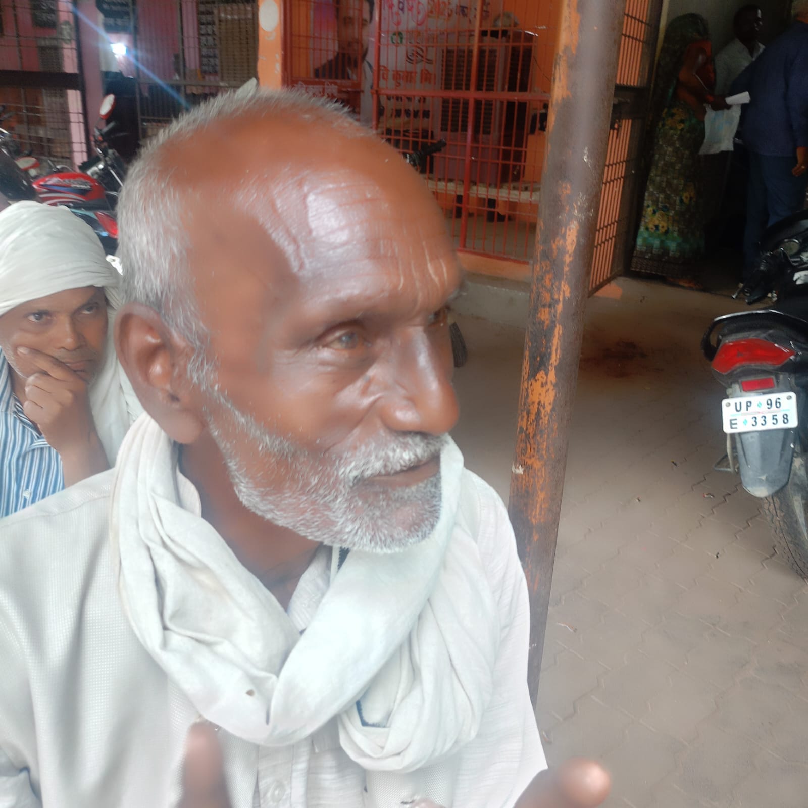 फोटो न-04 सीकेटीपी चौरा गांव के खेत में कटी गेहूं फसल को समेटते किसान। संवाद