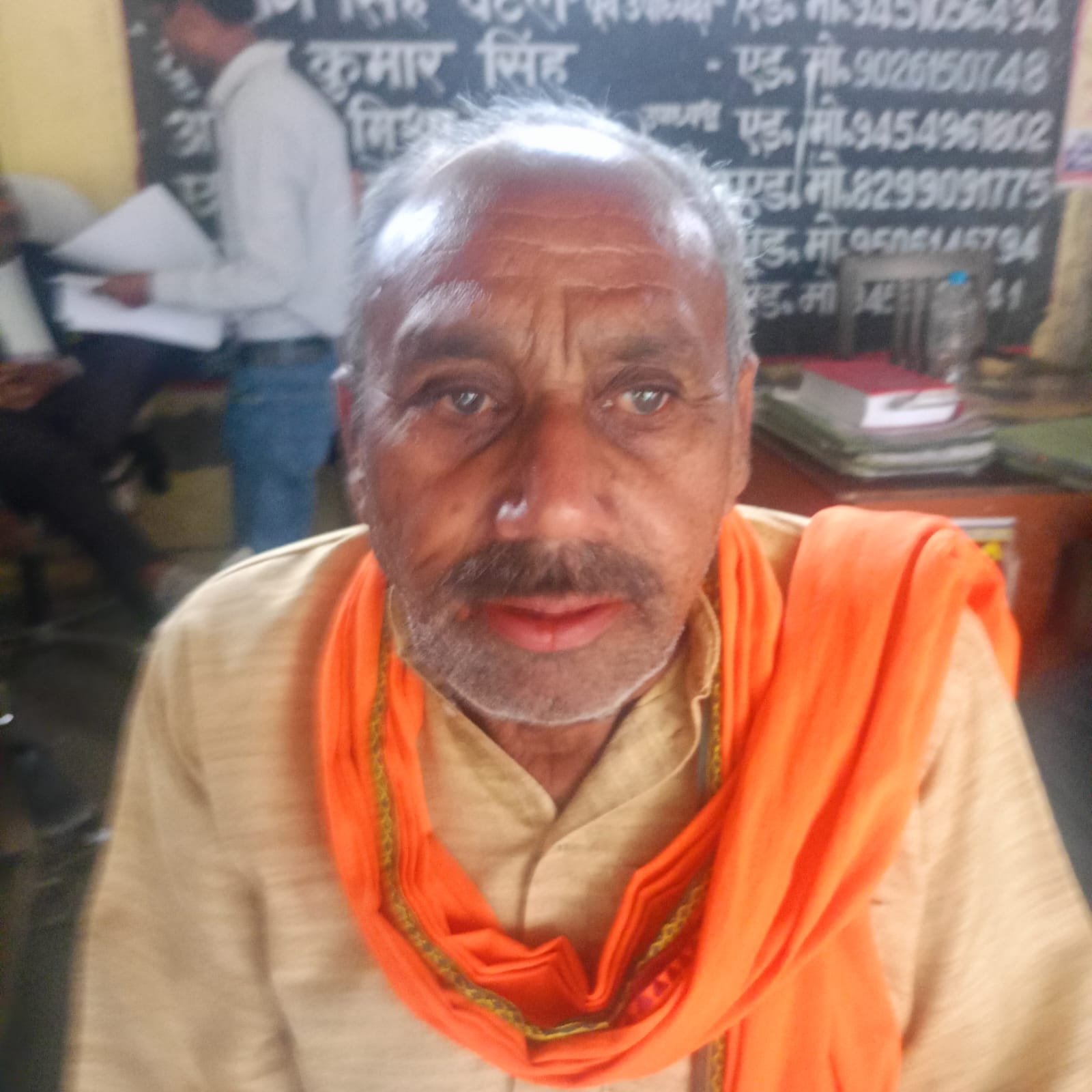 फोटो न-04 सीकेटीपी चौरा गांव के खेत में कटी गेहूं फसल को समेटते किसान। संवाद