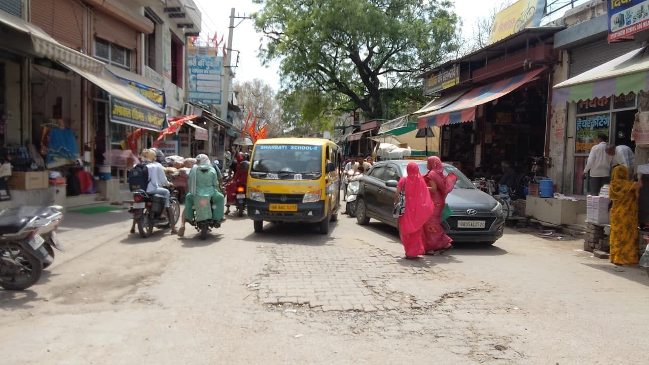 फोटो संख्या:60- सिनेमा रोड पर सड़क के दोनो तरफ खड़े वाहन--संवाद