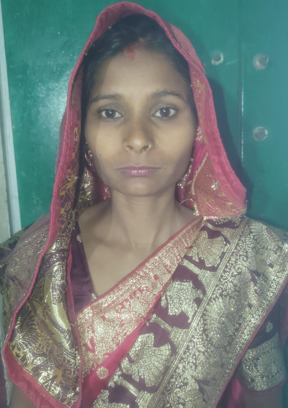 गैस सिलिंडर नहीं मिलने पर महिला ने की शिकायत। संवाद