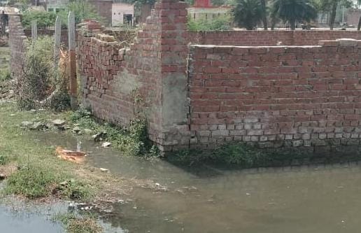गांव मानपुर में खेतों की ओर बहता सीवर का गंदा पानी। संवाद