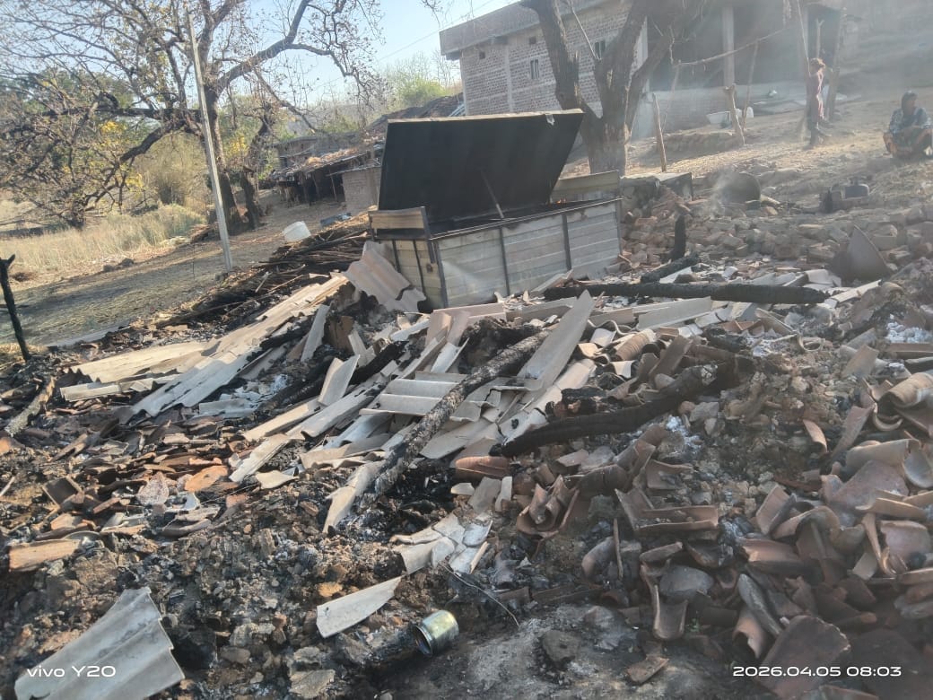 घर का सामान जलकर हुआ खाक