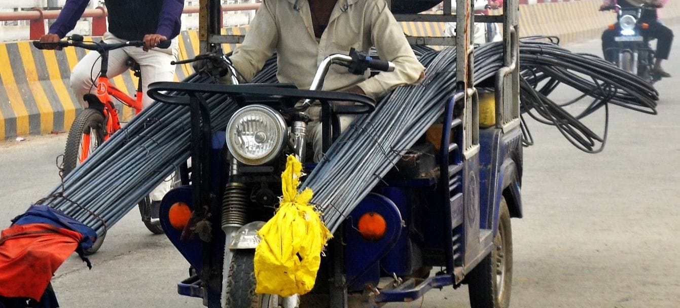 ई-रिक्शे पर लकड़ी लादकर ले जाता चालक। स्रोत: जागरूक पाठक ई-रिक्शे पर लकड़ी लादकर ले जाता चालक। स्रोत: जागरूक पाठक